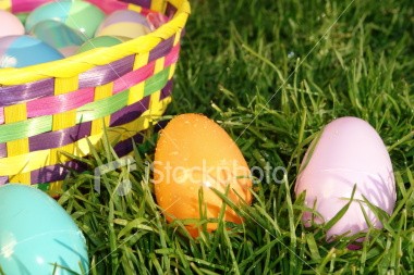 ist2_2972347-easter-egg-basket